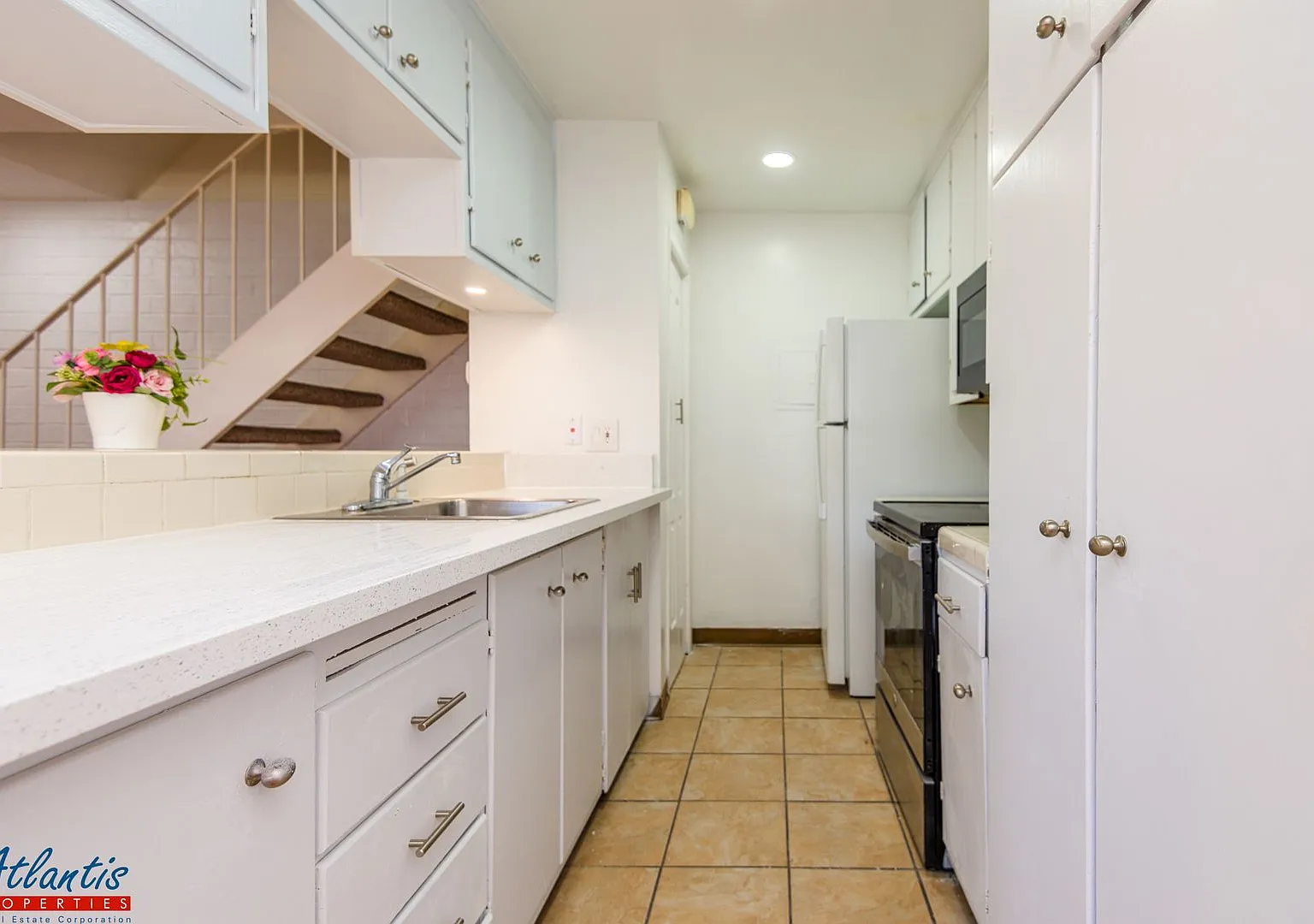Lovely Condo | Hwd Laminate Flooring | Carport — Photo 4