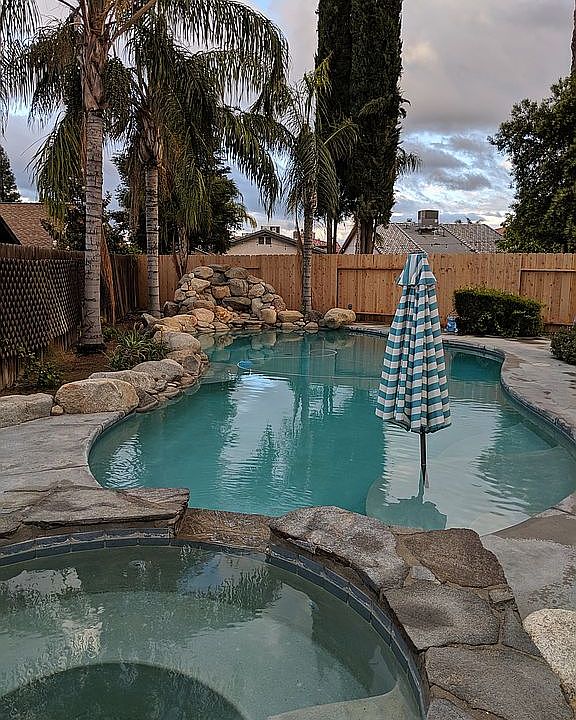 Large heated built in pool/jacuzzi