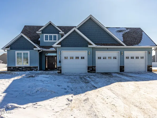 5565 Madison Cir, Grand Forks, ND 58201