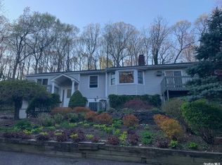 40 Oakdale Rd, Centerport, NY 11721
