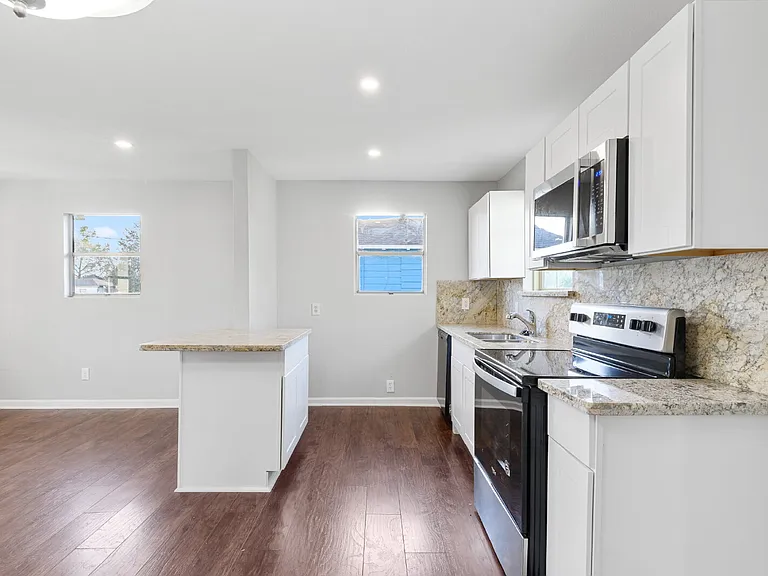 986 Dewalt St — Photo 16