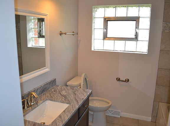 3rd image of 16418 Kenwood Ave