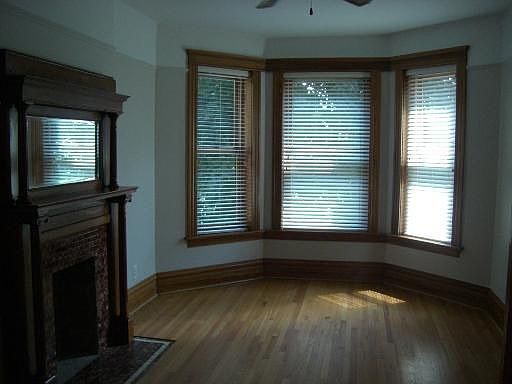 2nd image of 1142 W Oakdale Ave #2