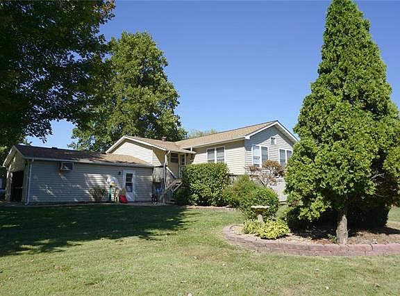 3rd image of 13 Nassau Dr