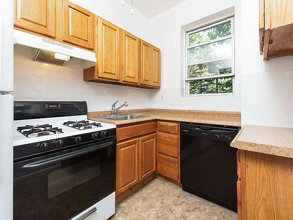 4th image of 3256 Riverdale Ave APT 2