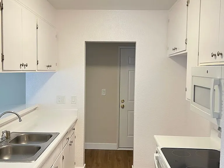 9600 Reseda Blvd — Photo 8