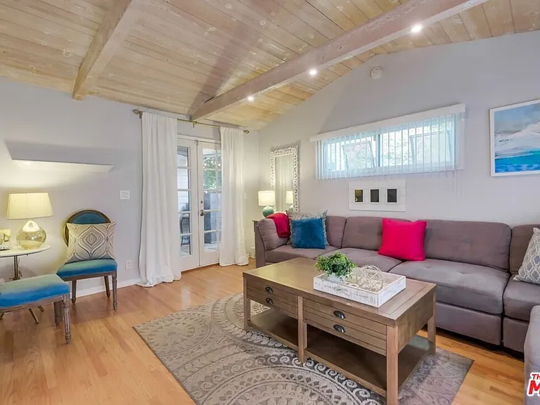 21447 Providencia St — Photo 24