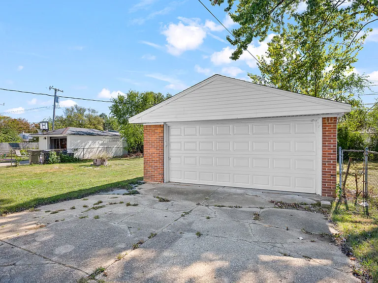 2268 Serra Dr — Photo 29