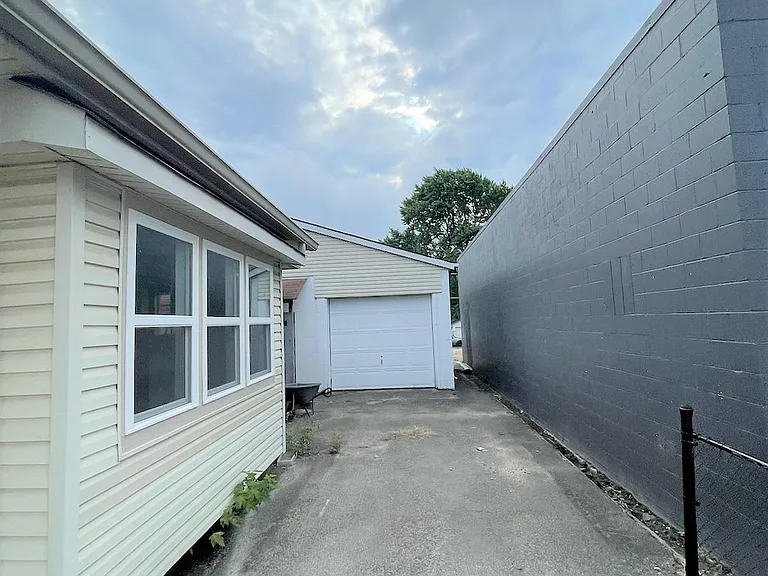 3421 N Raceway Rd — Photo 3