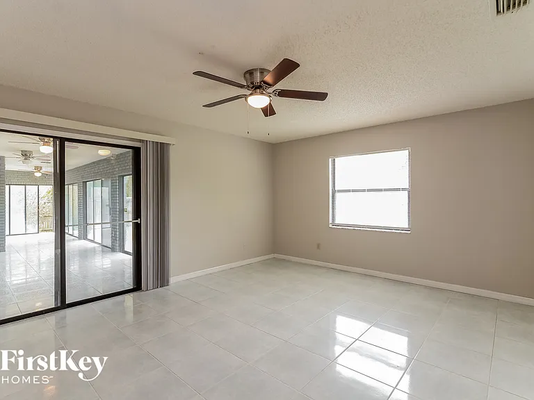 558 Murphy Ave — Photo 2