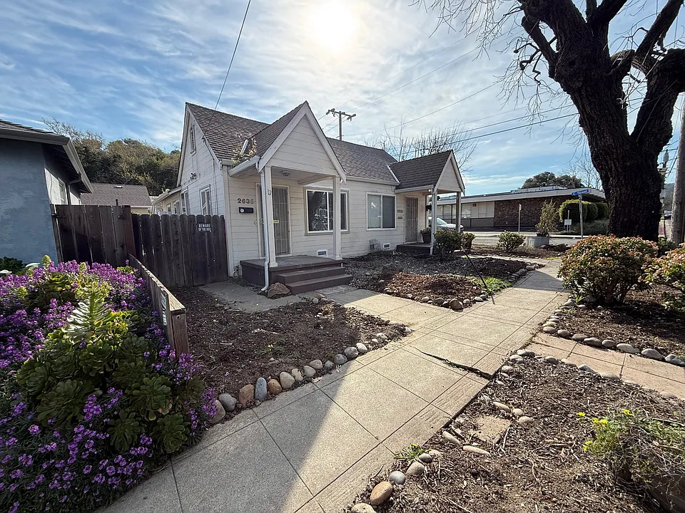 2635 Alhambra Ave