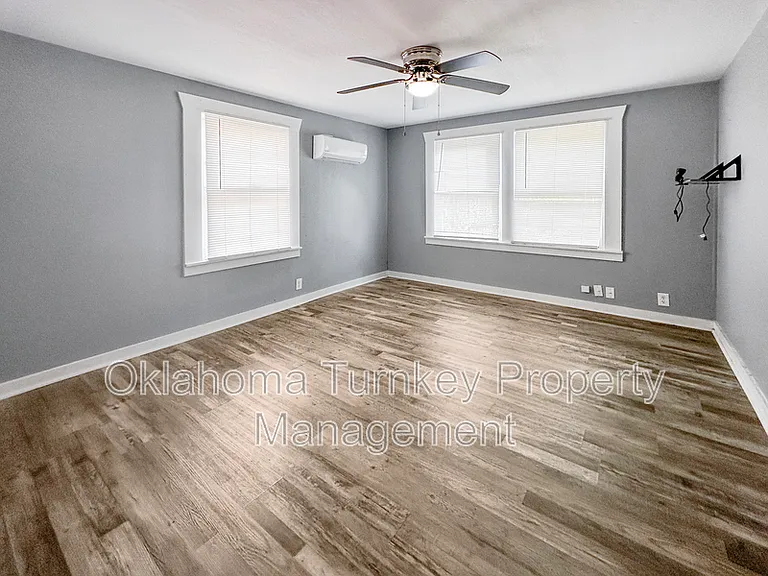 1104 W 8th St — Photo 2