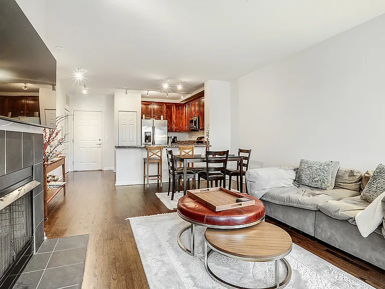 343 W Old Town Ct #710 — Photo 4