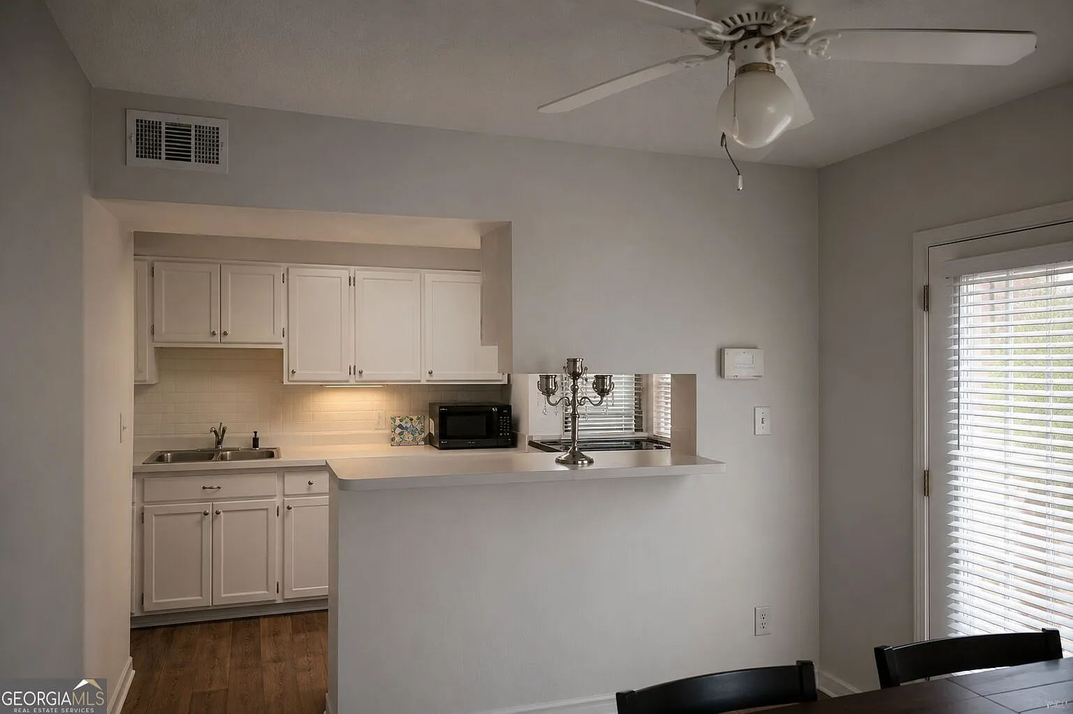 2 bed, 1.5 bath, 1218 sqft, $1,590 — Photo 4