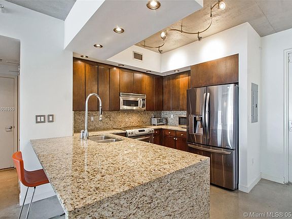 3rd image of 455 NE 25th St APT 807