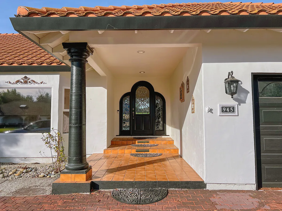 Building Photo - 945 S Ridgemark Dr