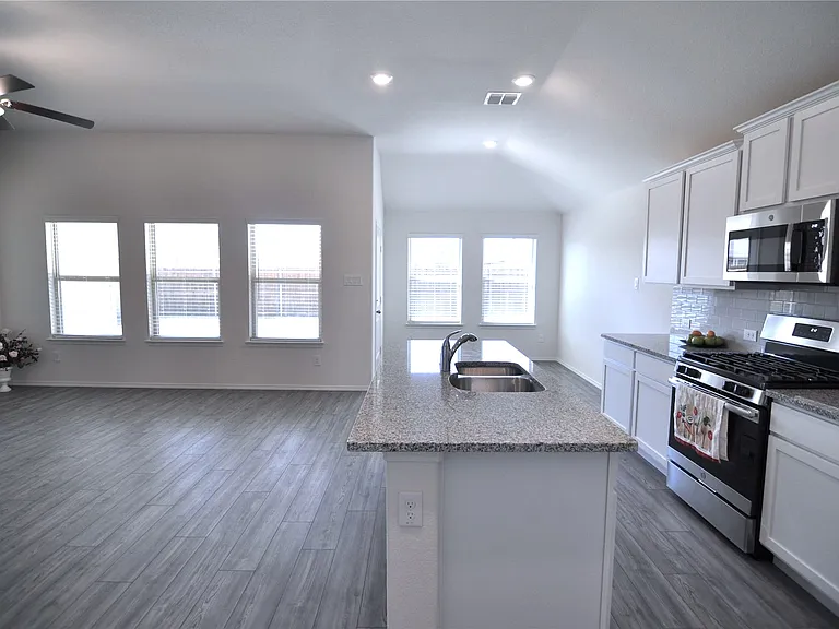 8913 Zubia Ln — Photo 5
