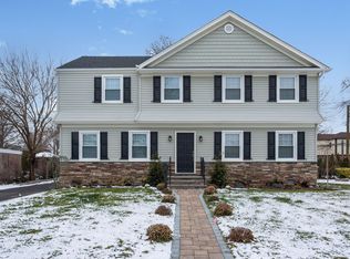 107 Willow St, Garden City, NY 11530