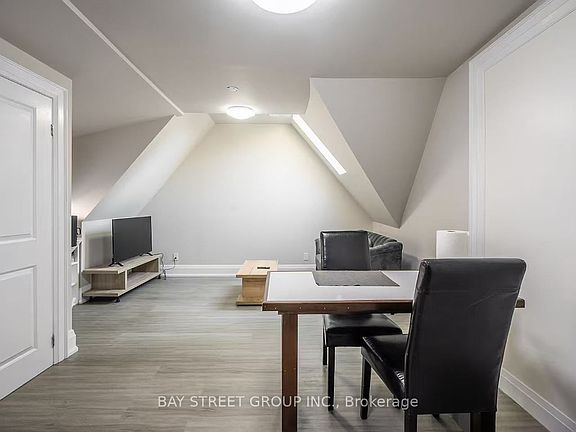 2nd image of 109 Spadina Rd