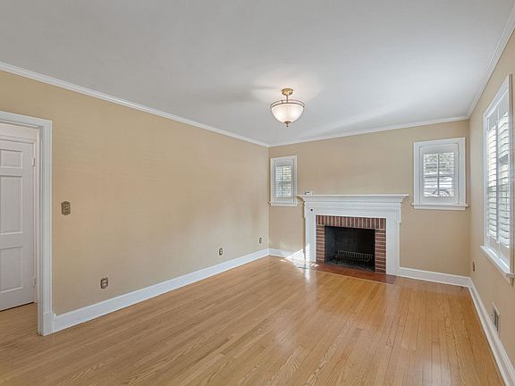 5th image of 221 Lee Ave