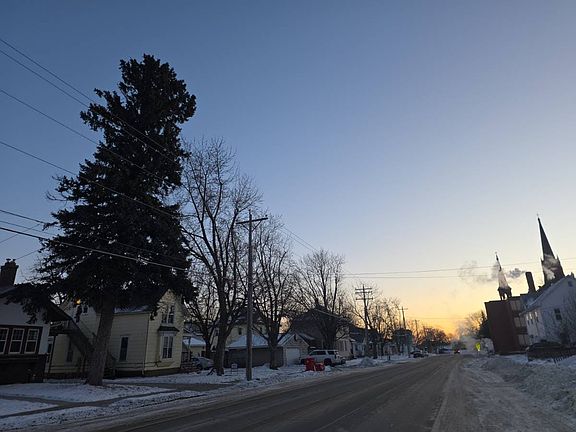 4th image of 610 4th Ave NW