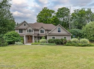 1215 Huntington Ln, Dalton, PA 18414