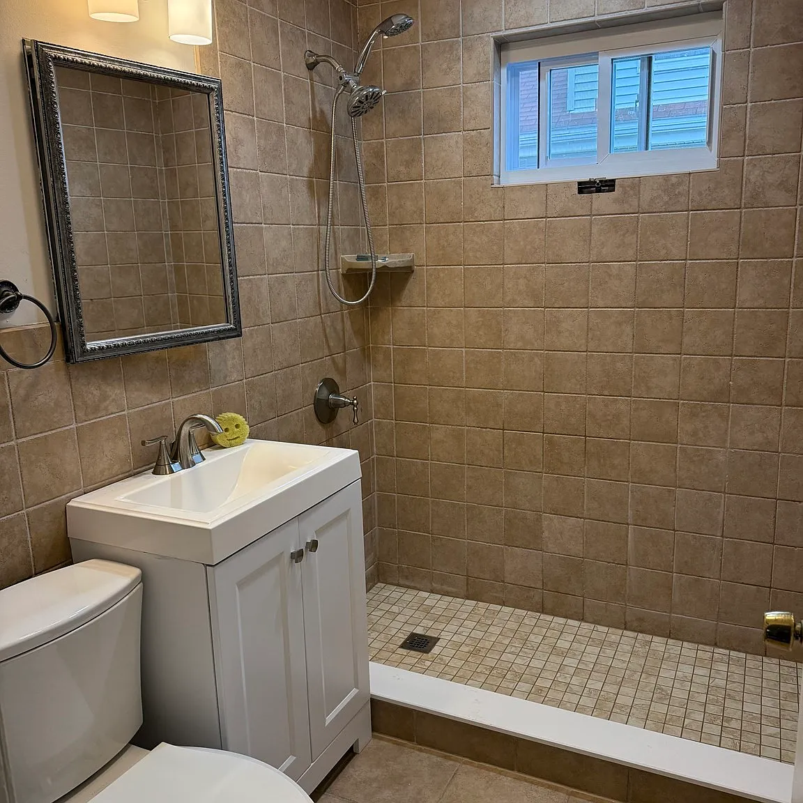 3 bed, 1.0 bath, 1100 sqft, $2,600 — Photo 4