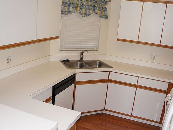 5th image of 1051 Woodhill Ct