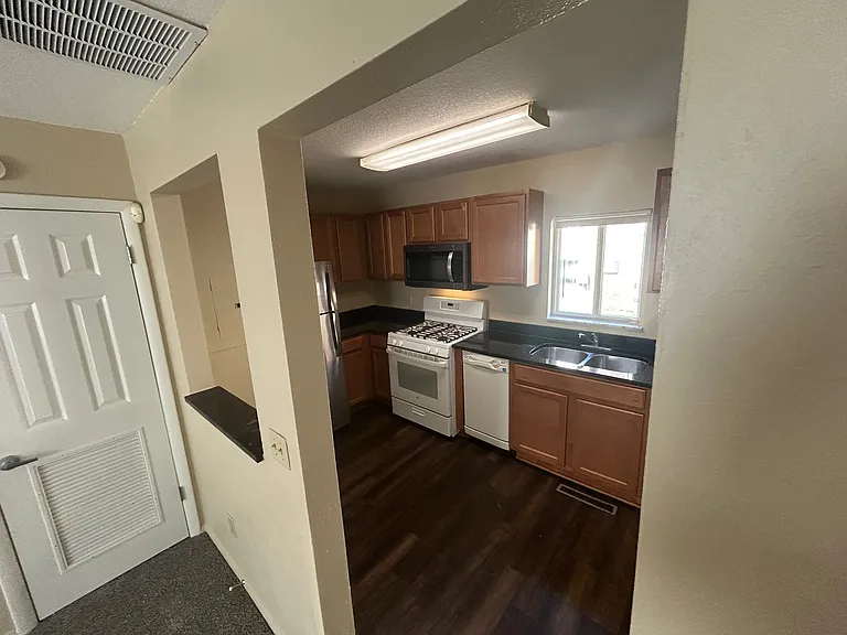 916 S Byrne Rd — Photo 4