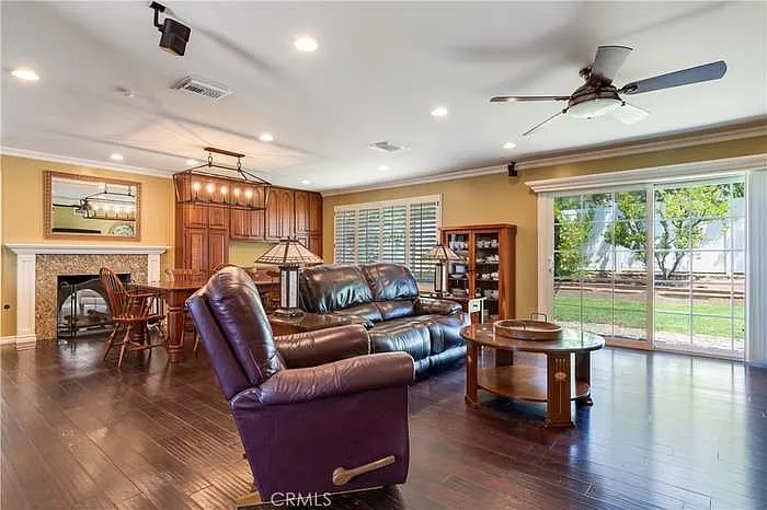 1049 El Mirador Dr — Photo 3