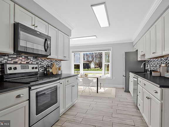 3rd image of 223 Manning Rd E