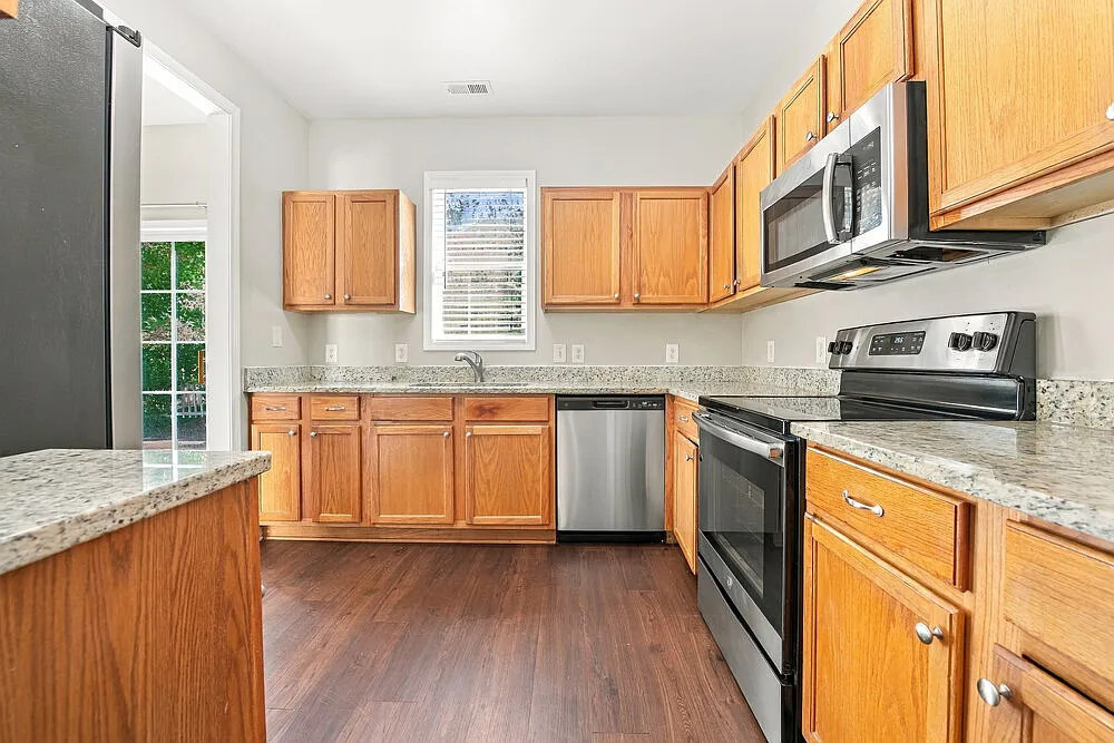 3 bed, 2.5 bath, 1600 sqft, $2,165 — Photo 4