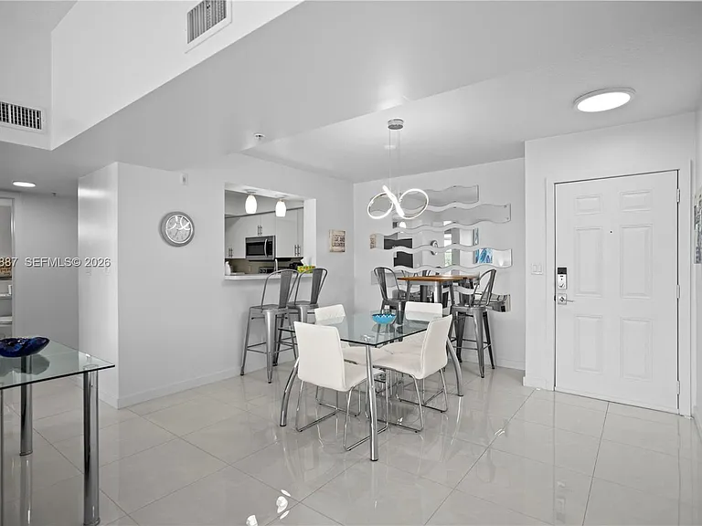 529 E Sheridan St #307 — Photo 6