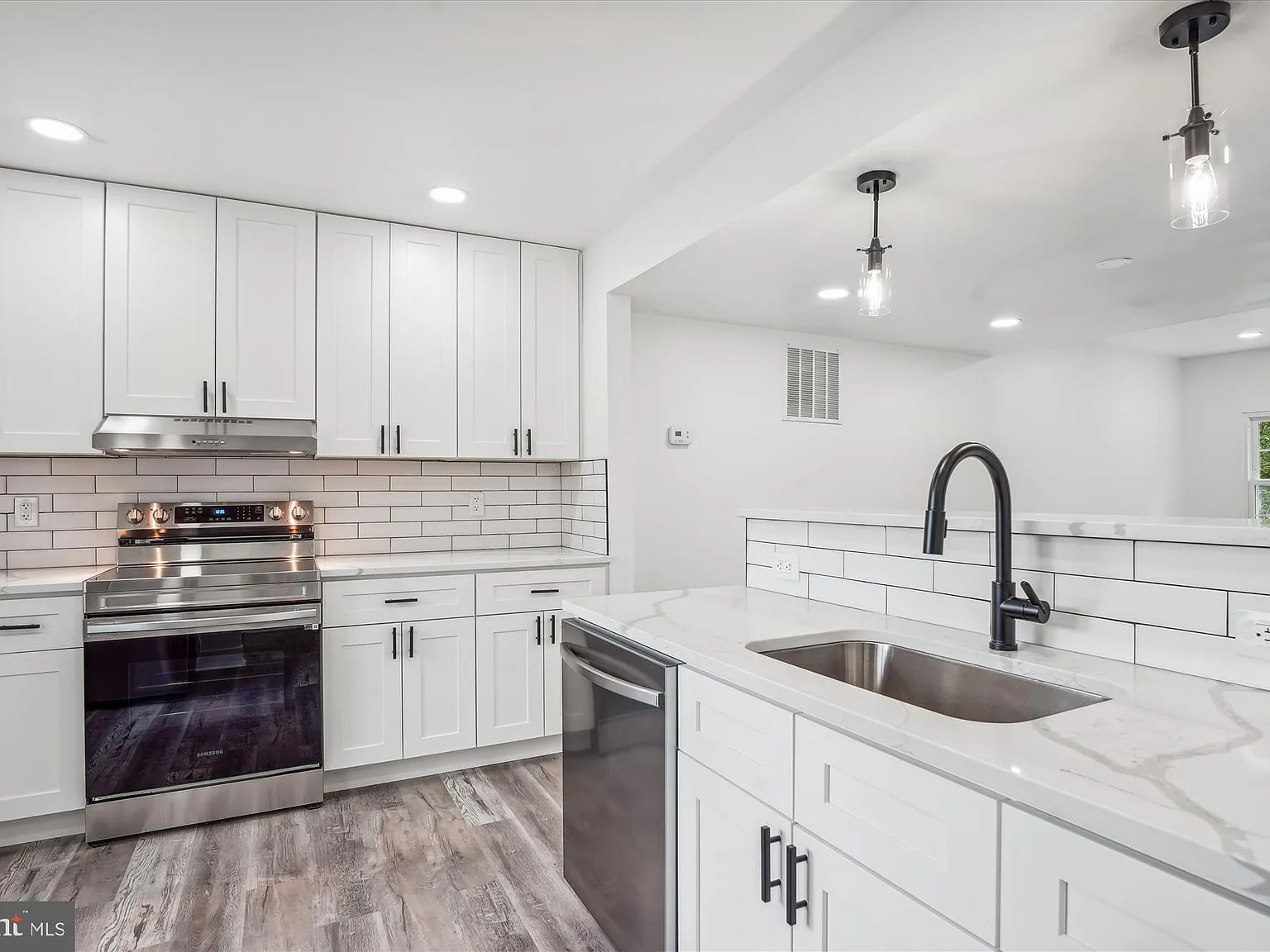 3 bed, 3.0 bath, 1386 sqft, $2,995 — Photo 3