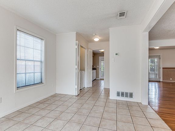 4th image of 130 Saint Clair Dr N