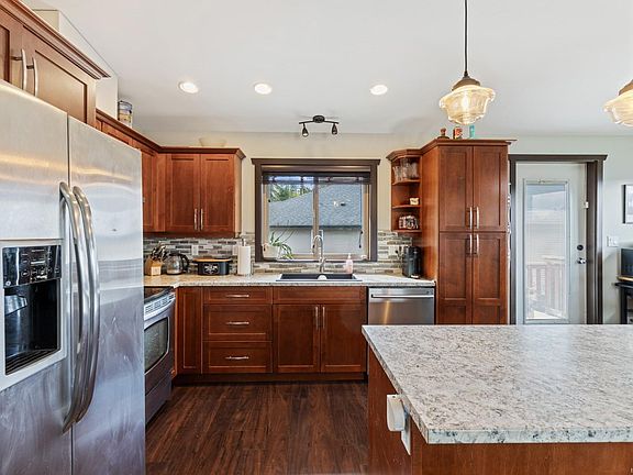 4th image of 2735 B Rydal Ave