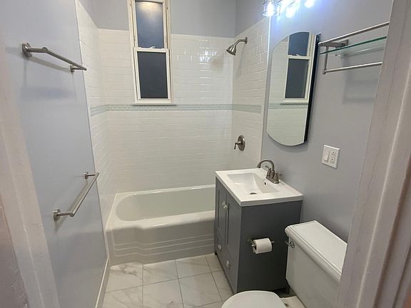 4th image of 1725 N Hermitage Ave #2