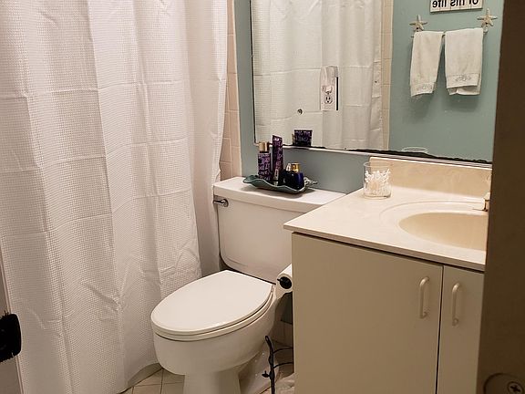 Full Bathroom with tub