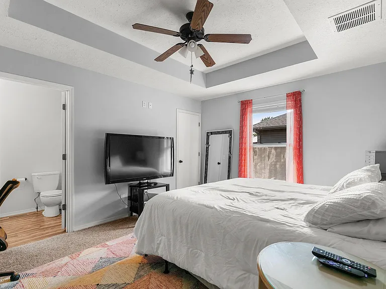 736 W Logan St — Photo 8