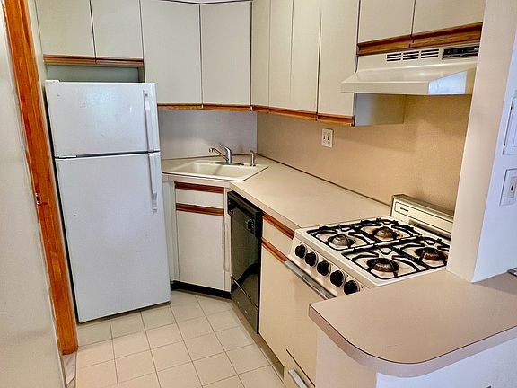 4th image of 122 W 75th St APT 3