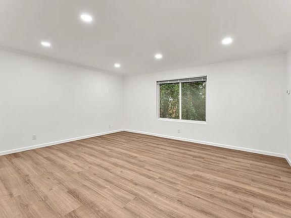 3rd image of 17 Devonshire Blvd #1