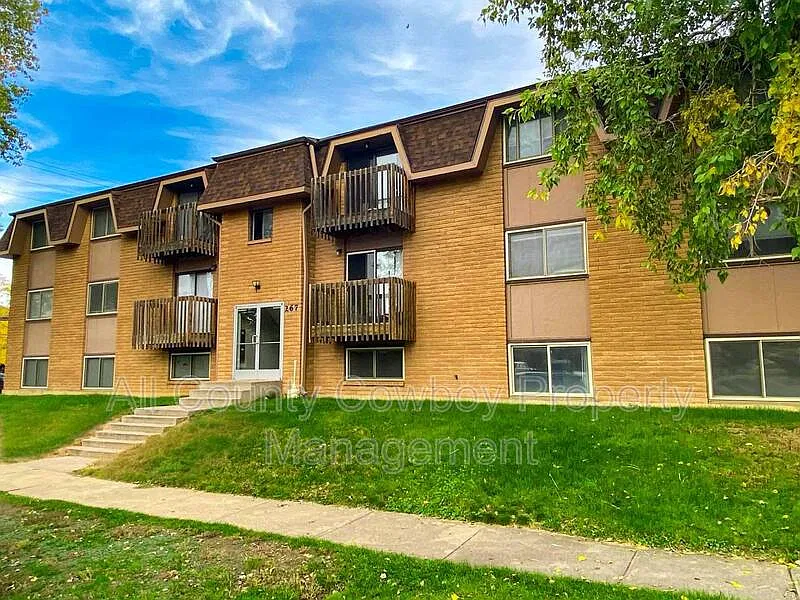3 bed, 1.0 bath, $1,225 — Photo 2