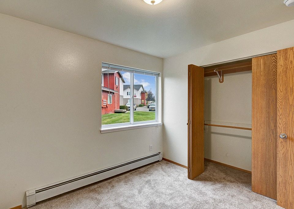 Strawberry Lane Apartments - Bedroom