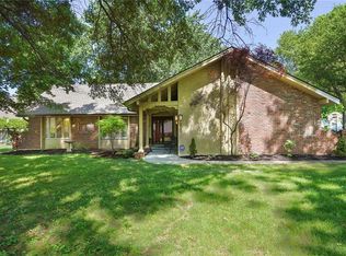 8932 Rosewood Dr, Prairie Village, KS 66207