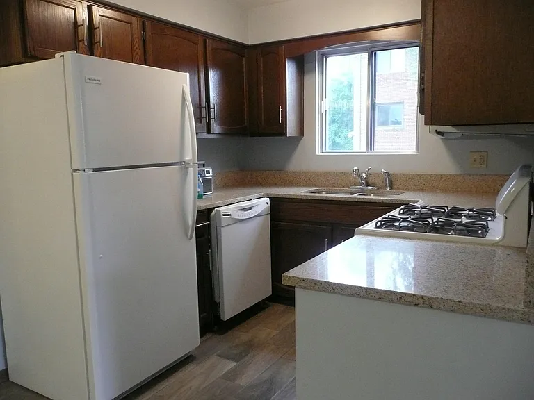 608 W 65th St #4 — Photo 3
