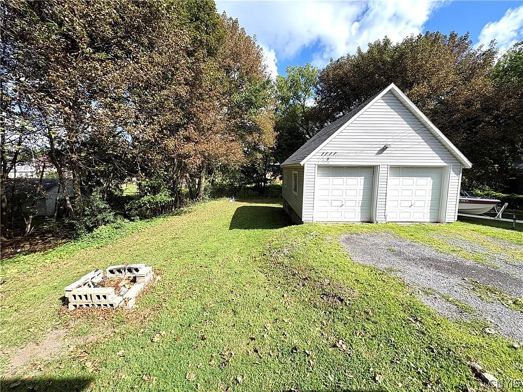 3 bed, 1.0 bath, 2896 sqft, $1,600 — Photo 3
