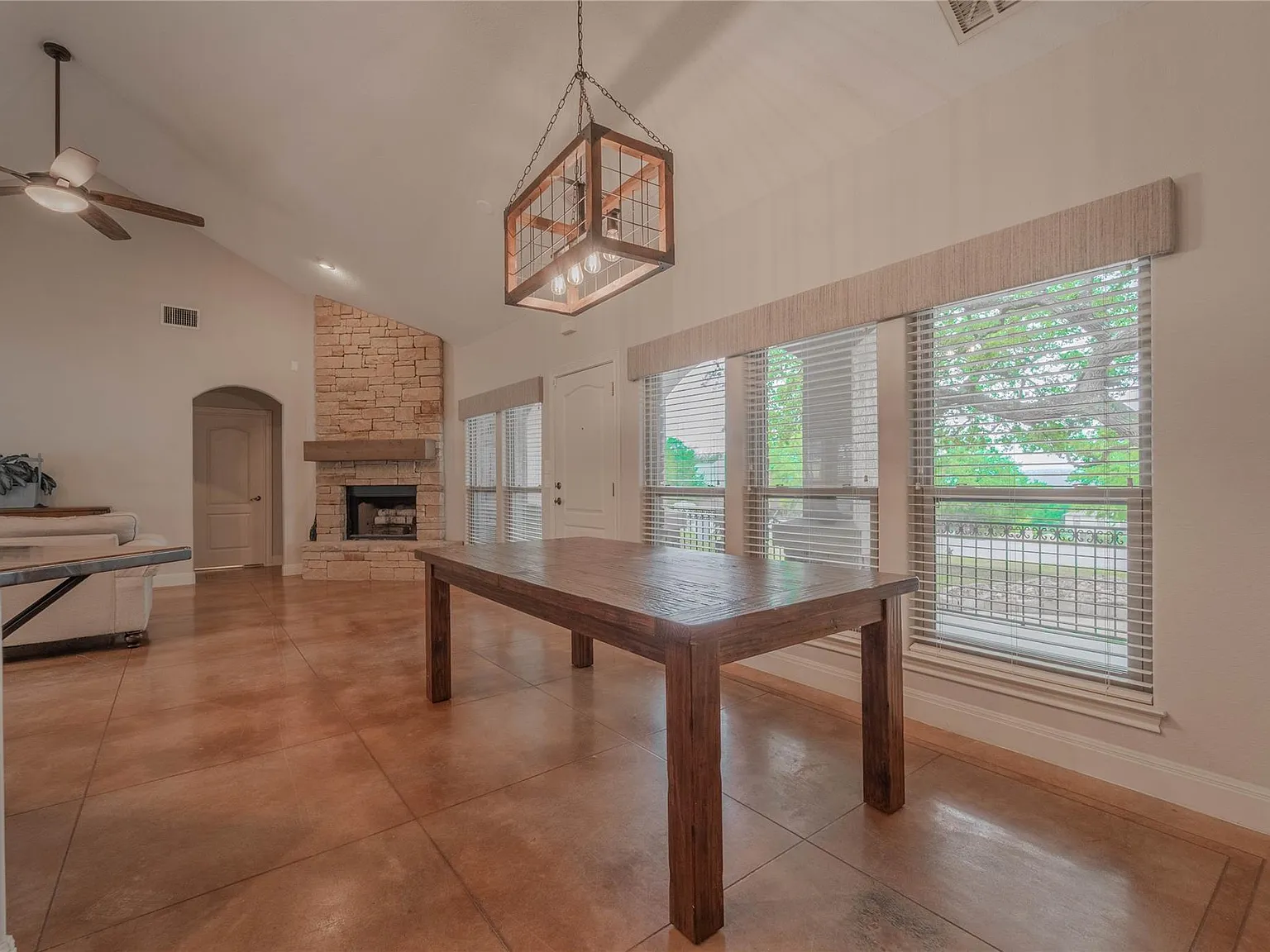 3 bed, 2.0 bath, 1661 sqft, $2,200 — Photo 4