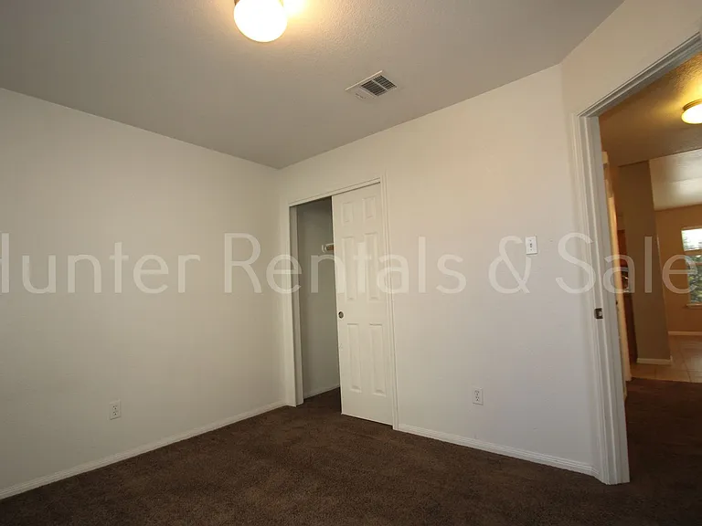 505 E Vega Ln — Photo 23