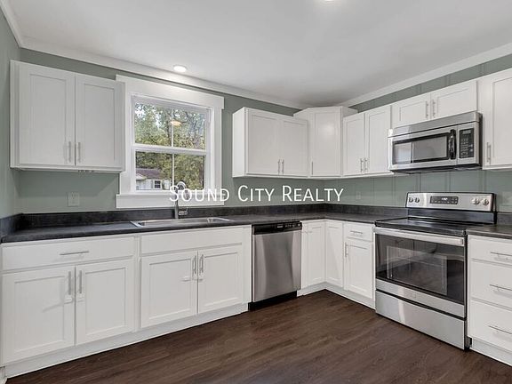 4th image of 2929 Emery Dr