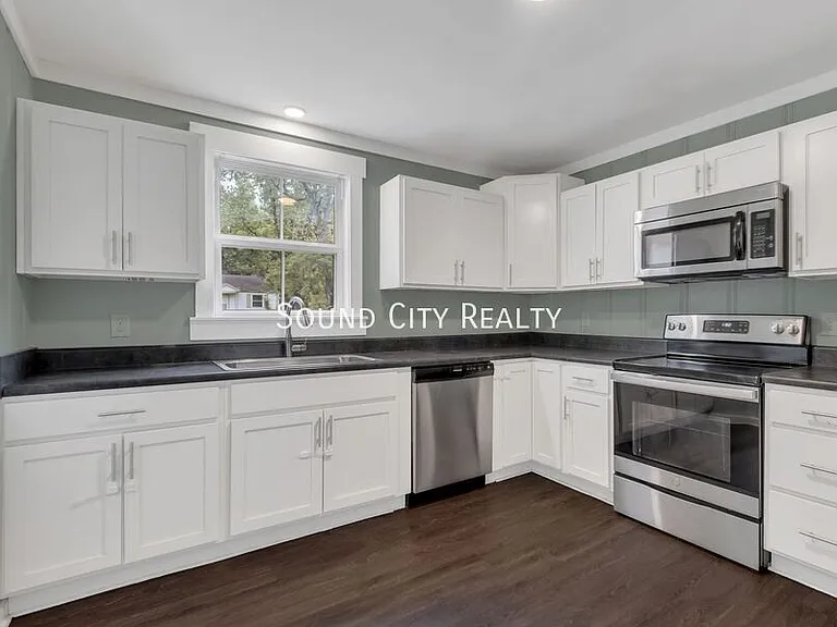 2929 Emery Dr — Photo 4